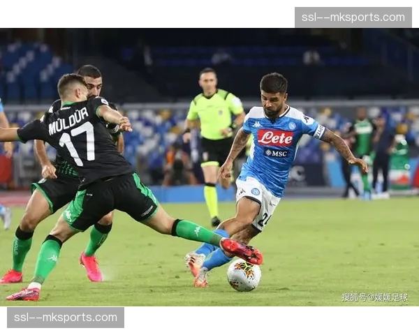 萨索洛2-2战平维罗纳，双方各有一名球员被红牌罚下。